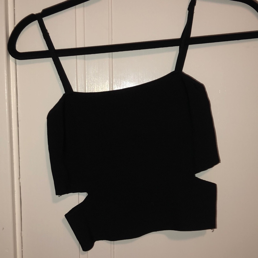 LF SEEK BLACK STRETCH CUT OUT CROP TANK TOP